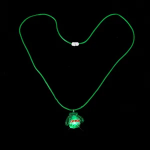 Dettaglio ravvicinato della collana con ciondolo a maglione verde luminoso ed effetti festivi.