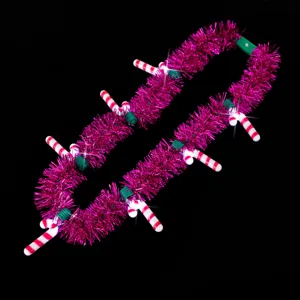 Detailansicht der weihnachtlichen LED Lametta Kette mit rosa Girlande und Zuckerstangen Anhängern.