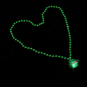 Collana con ciondolo maglione luminoso verde di Natale, dettaglio gioiello perle LED.
