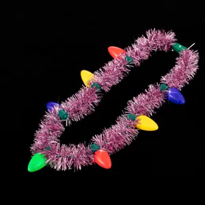 Weihnachtliche rosa Lametta-Halskette mit bunten leuchtenden Glühbirnen für Partys.
