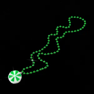 Collana di caramelle luminose di perline verdi con ciondolo festivo per decorazioni natalizie.