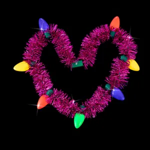 Nahaufnahme der leuchtenden Weihnachtslametta-Halskette mit bunten LEDs für Partys.