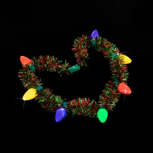 Nahaufnahme der leuchtenden Weihnachtslametta-Perlenkette mit bunten LED-Lichtern.