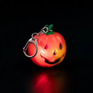 Halloween Kürbis LED Schlüsselanhänger, leuchtender Taschenanhänger für Autoschlüssel.