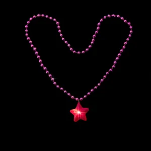 Leuchtender roter Stern Anhänger mit rosa Perlenkette für Festival Party Schmuck Geschenk Detail.