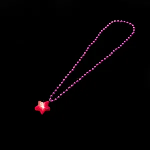 Nahaufnahme Detail der leuchtenden rosa Stern Anhänger Perlenkette als Party Geschenk.