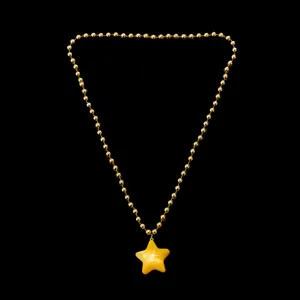 Goldfarbene Perlenkette mit leuchtendem Stern-Anhänger für Partygeschenke und Freundschaftsschmuck.