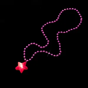 Detailaufnahme der hellen leuchtenden rosa Stern Perlenkette als Partygeschenk.