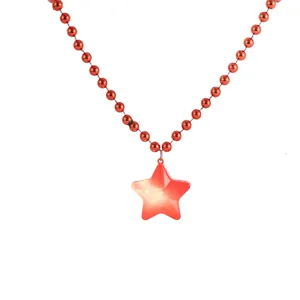 Rote Perlenkette mit leuchtendem Stern-Anhänger, perfekt für Weihnachts-Party und Geschenke.