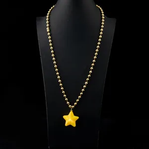 Goldfarbene Perlenkette mit einem leuchtend gelben Stern-Anhänger für Party-Geschenke.