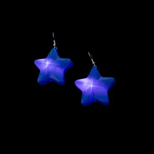 Detailopname van blauwe ster orenringen met schitterend ontwerp voor feestjes.
