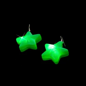 Gedetailleerde opname groene ster oorbellen, lichtgevende hars ster oorbellen voor feest.