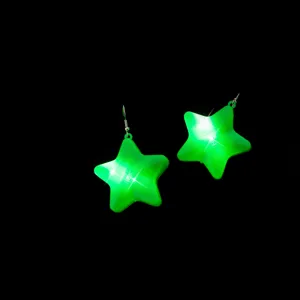 Luchtende groene ster oorbellen, perfect voor kerstfeest cadeaus en vakantie accessoires.
