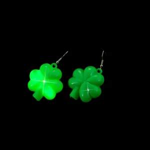 Leuchtende vierblättrige Kleeblatt Ohrringe LED blinkende grüne Ohrringe Party Accessoires