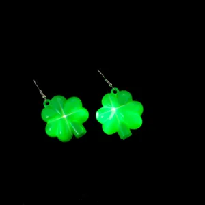 Grüne leuchtende vierblättrige Kleeblatt Ohrringe für Sankt Patrick Day Party Schmuck.