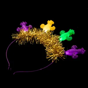 Detailansicht des LED Karneval Leuchthaarreifs mit goldenem Lametta und bunten Lilienelementen.