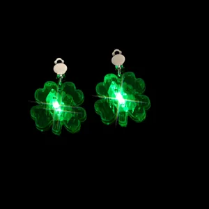 Grüne vierblättrige Kleeblatt blinkende LED Clip Ohrringe für Sankt Patrick's Tag Party.