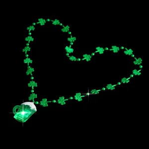 Collar luminoso de trébol de San Patricio con colgante de jarra de cerveza infantil.