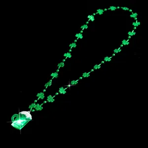 Detalle de collar luminoso verde de tréboles de San Patricio con colgante de taza de cerveza.