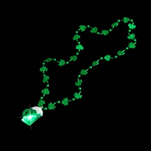 Collar luminoso de San Patricio con colgante de jarra de cerveza con luz detalle.
