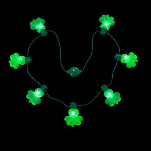 Grüne Kleeblatt LED Lichterkette im Detail, leuchtender St Patricks Tag Schmuck.
