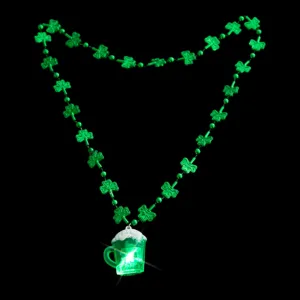 Collar de trébol luminoso del Día de San Patricio con colgante de jarra de cerveza, joyas con cuentas.