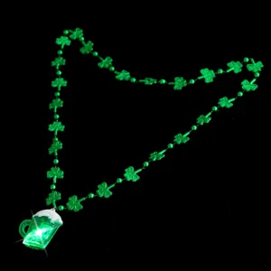 Collar de cuentas de trébol luminoso LED del Día de San Patricio con cerveza brillante.