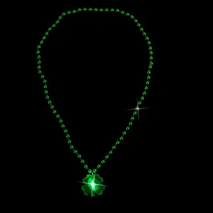 Grüne Perlenkette zum Sankt Patrick's Day mit leuchtendem Kleeblatt Anhänger Party Schmuck