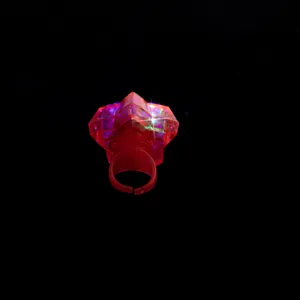 Nahaufnahme eines blinkenden Plastik-Sternrings, leuchtendes Spielzeug für Kinder.