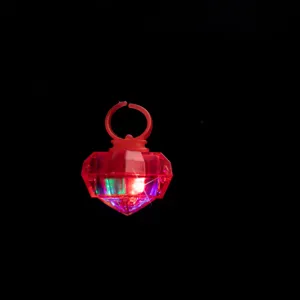 LED blinkender Herz Ring Spielzeug Detailansicht, leuchtender Kunststoff Party Schmuck Dekoration.