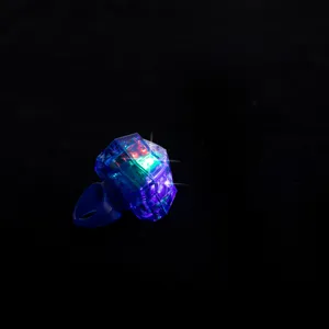 LED Blinkender Spielzeugring Detailansicht, bunter leuchtender Plastikring für Kinder Party.
