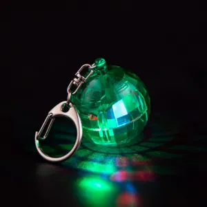 Leuchtender grüner Disco-Kugel-Schlüsselanhänger für Autoschlüssel und Taschen.