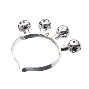 Détail de serre-tête en métal argenté brillant avec quatre cloches boules disco pour fête.