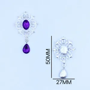 Detailopname van de 50x27mm zilveren legering strass bloemknop met paarse druppelhangervorm.