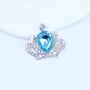 Detailaufnahme des blauen Strass-Kronen Legierungs-Zubehörs, glänzendes Kristall DIY.
