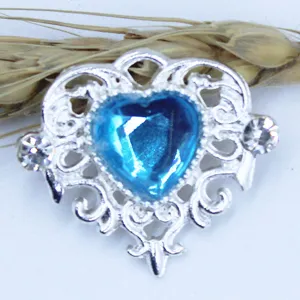 Close-up detail of 21x25mm heart-shaped rhinestone alloy DIY jewelry accessory pendant.
