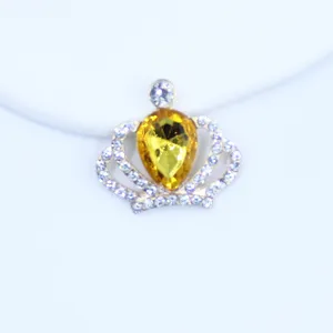 Detailansicht von Strass Krone Legierung DIY Schmuck Accessoire mit gelbem Kristallstein.