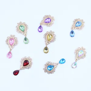 Close-up van gouden legering druppel strass bedels, gedetailleerde DIY sieraden onderdelen.