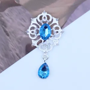 Gedetailleerd overzicht van zilverkleurige legering strass hanger met blauwe druppel DIY.