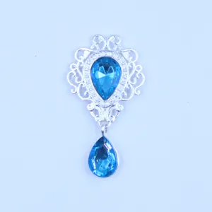 Detailopname van zilverkleurige legering druppel strass hanger DIY kledingaccessoire.