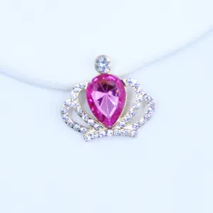 Strass Krone Legierung Anhänger Detail, ideal für DIY Schmuck, Handtaschen und Haaraccessoires.