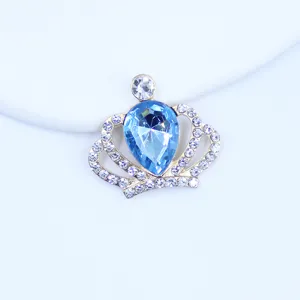 Detailansicht von Strass Krone Legierung Schmuck Accessoire, glitzernde Kristalle für Basteln.