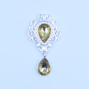 Gedetailleerd overzicht van zilveren legering druppel acryl strass hanger voor DIY ambacht.