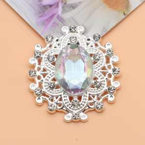 Gedetailleerde close-up van de elegante ovale legering strass-knop, fonkelende kristallen.