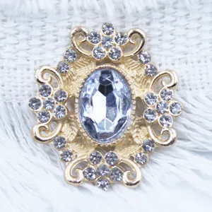 Close-up detail of 28x32mm alloy rhinestone acrylic flower button DIY jewelry accessory.