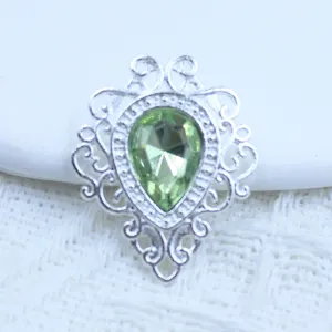 Detailopname van een groene druppelvormige edelsteen holle legering DIY sieraad hanger.