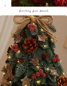 Dettaglio di mini albero di Natale da tavolo con pigne e bacche rosse per arredamento