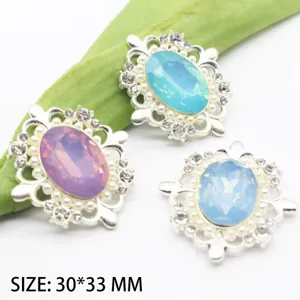 Gros plan détail de 30x33mm vintage alliage opale perle strass boutons décoratifs accessoires.