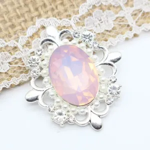 Vue détaillée d'une breloque en alliage avec strass rose et fausses perles pour créations DIY.