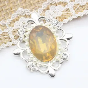 Gros plan sur les détails de l'accessoire DIY en alliage strass cristal ovale